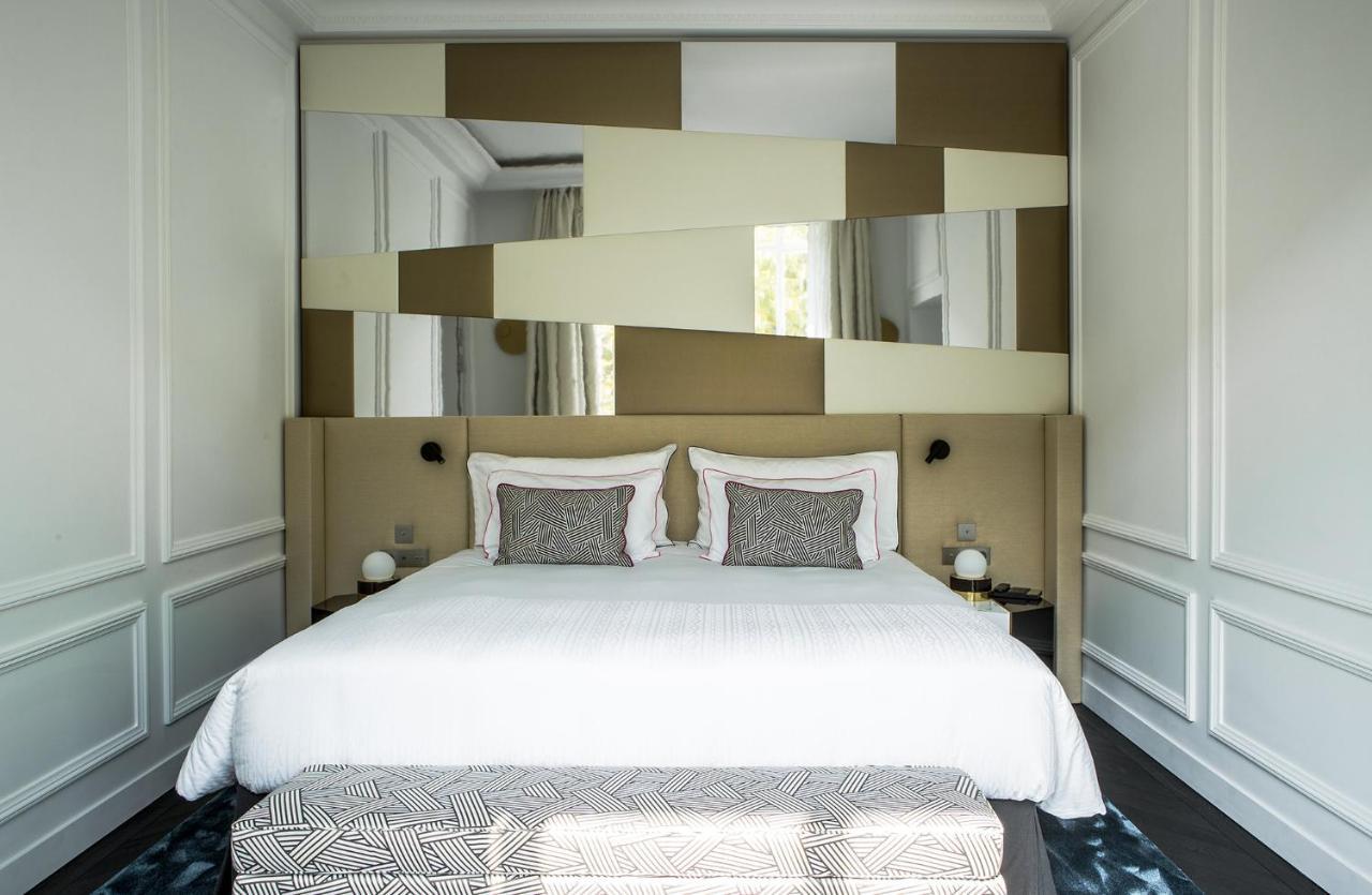 Fauchon L'Hotel פריז מראה חיצוני תמונה A bedroom at the Mandarin Oriental, Paris