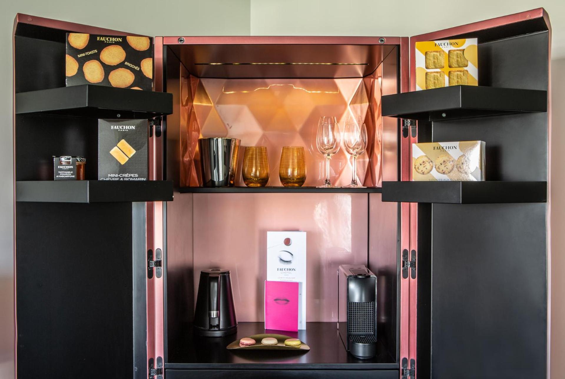Fauchon L'Hotel פריז מראה חיצוני תמונה A mini-bar in a hotel room